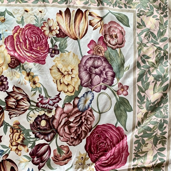 Vintage 100% Silk “ Express Silk “ Scarf 33/34” - Picture 7 of 10